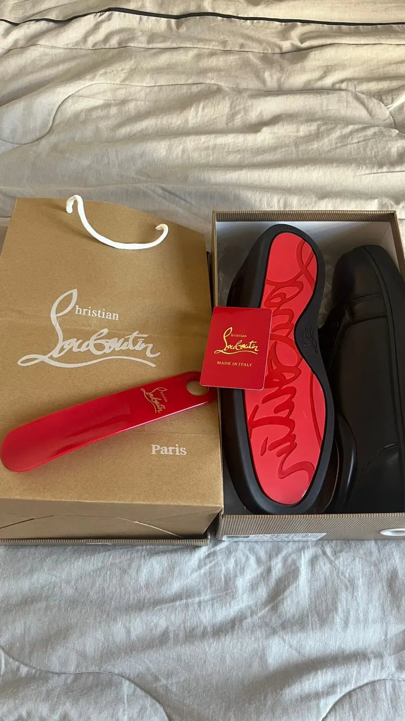 Foto do cliente: tênis Christian Louboutin de sola vermelha na caixa, ao lado da sacola