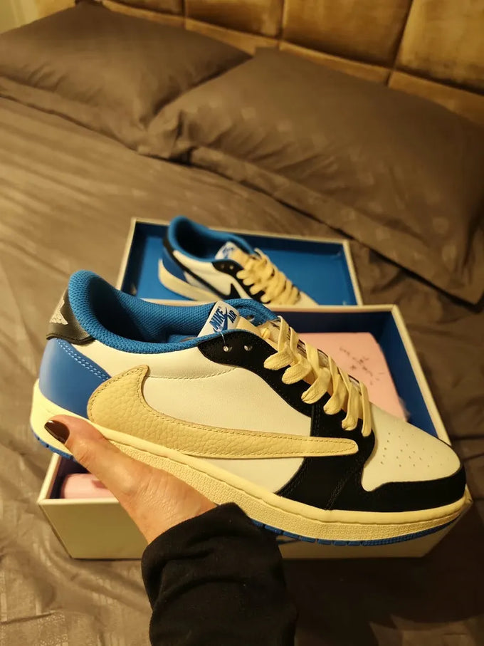 Foto do cliente: tênis Travis Scott x Jordan azul e creme na mão, sobre a caixa