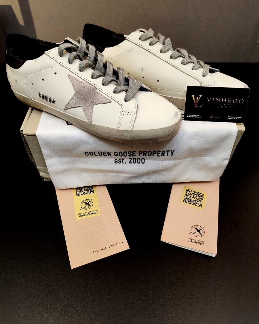Golden Goose SuperStar Branco com estrela cinza e talão preto