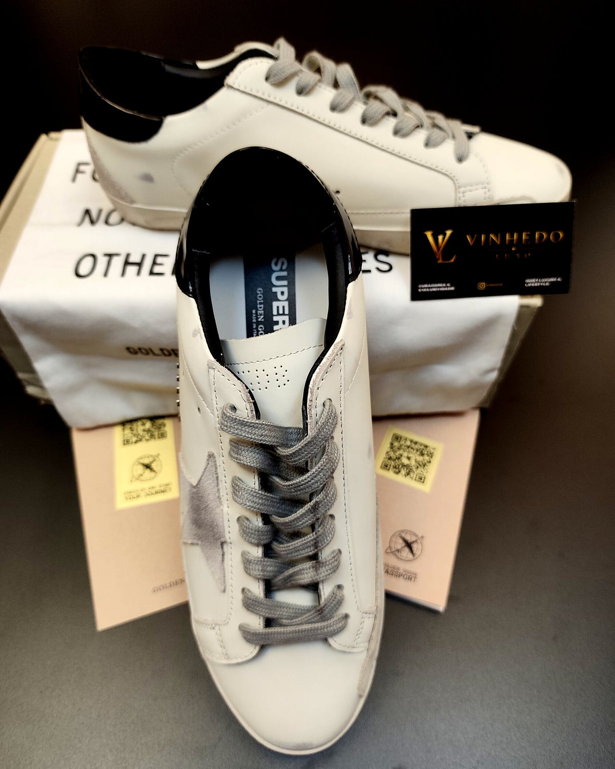 Golden Goose SuperStar Branco com estrela cinza e talão preto