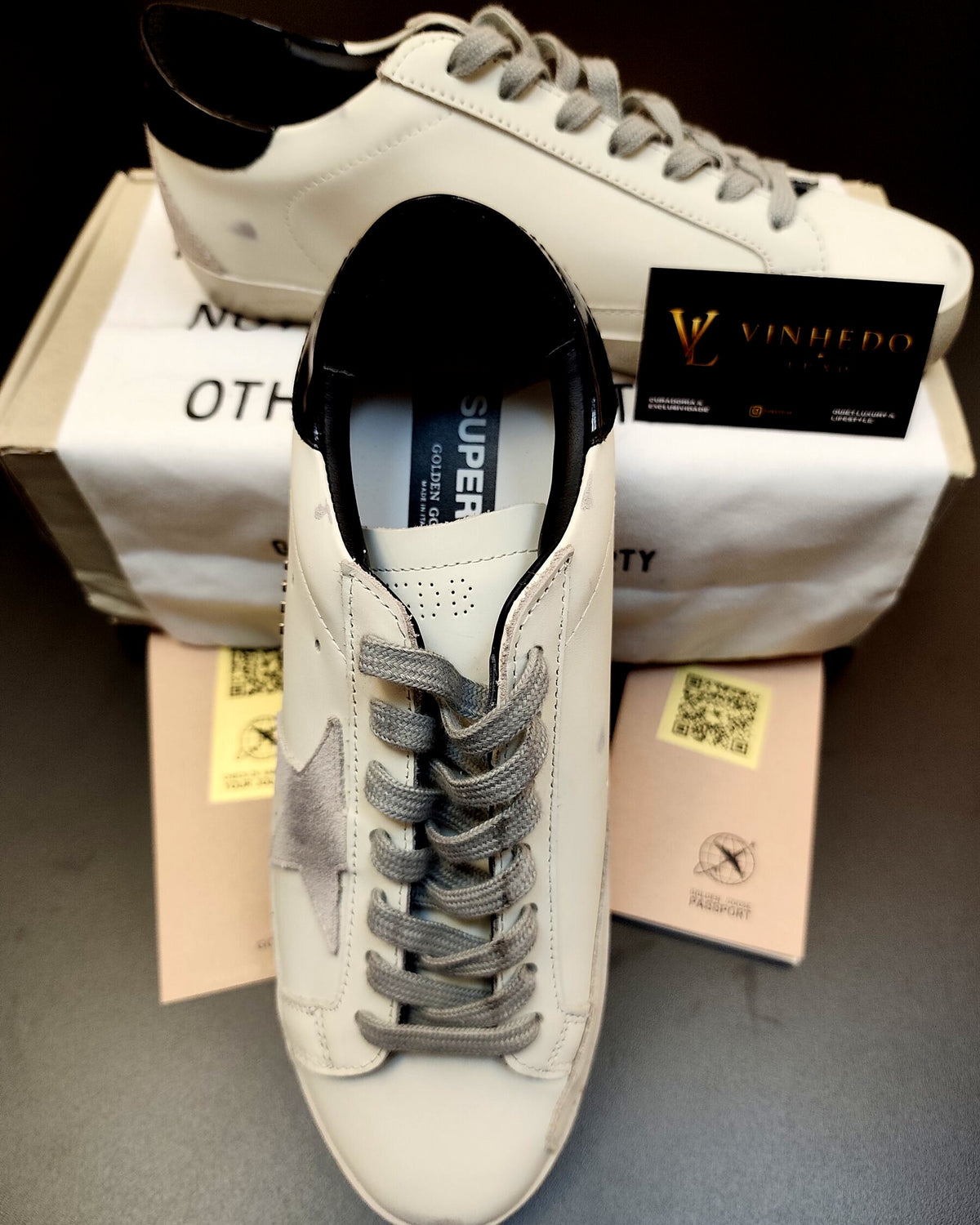 Golden Goose SuperStar Branco com estrela cinza e talão preto