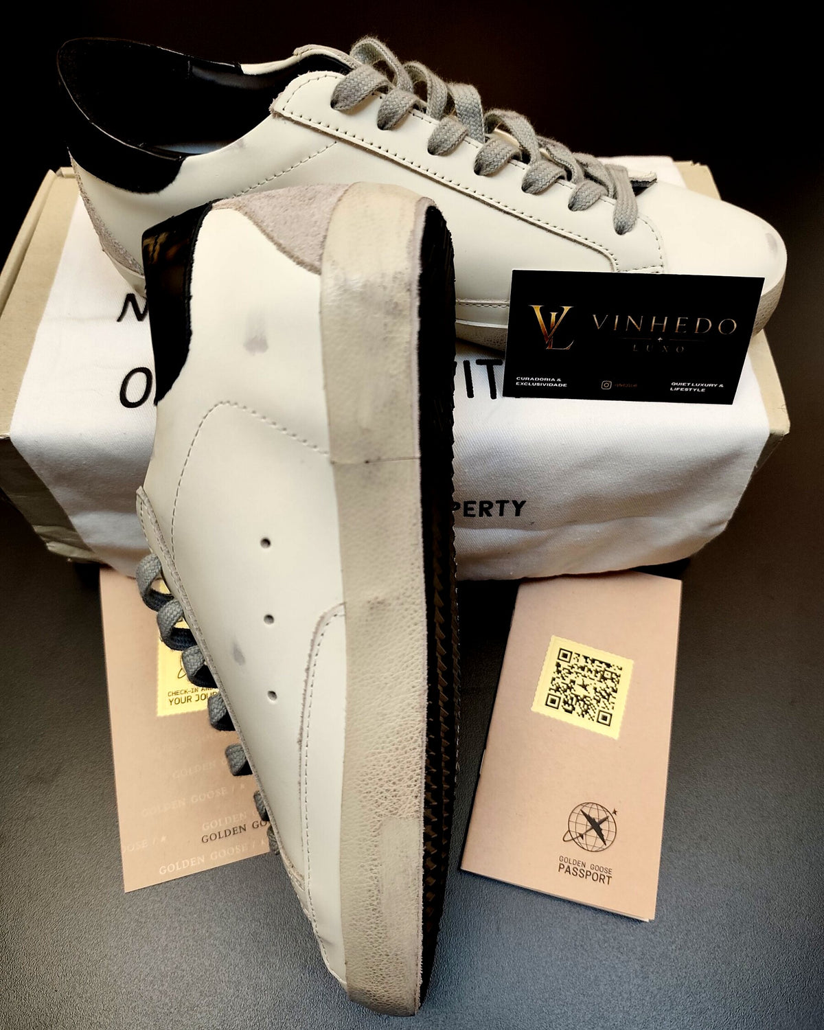 Golden Goose SuperStar Branco com estrela cinza e talão preto