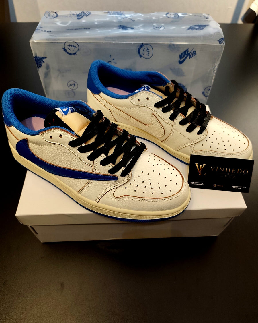 Travis Scott x Air Jordan 1 Branco com azul