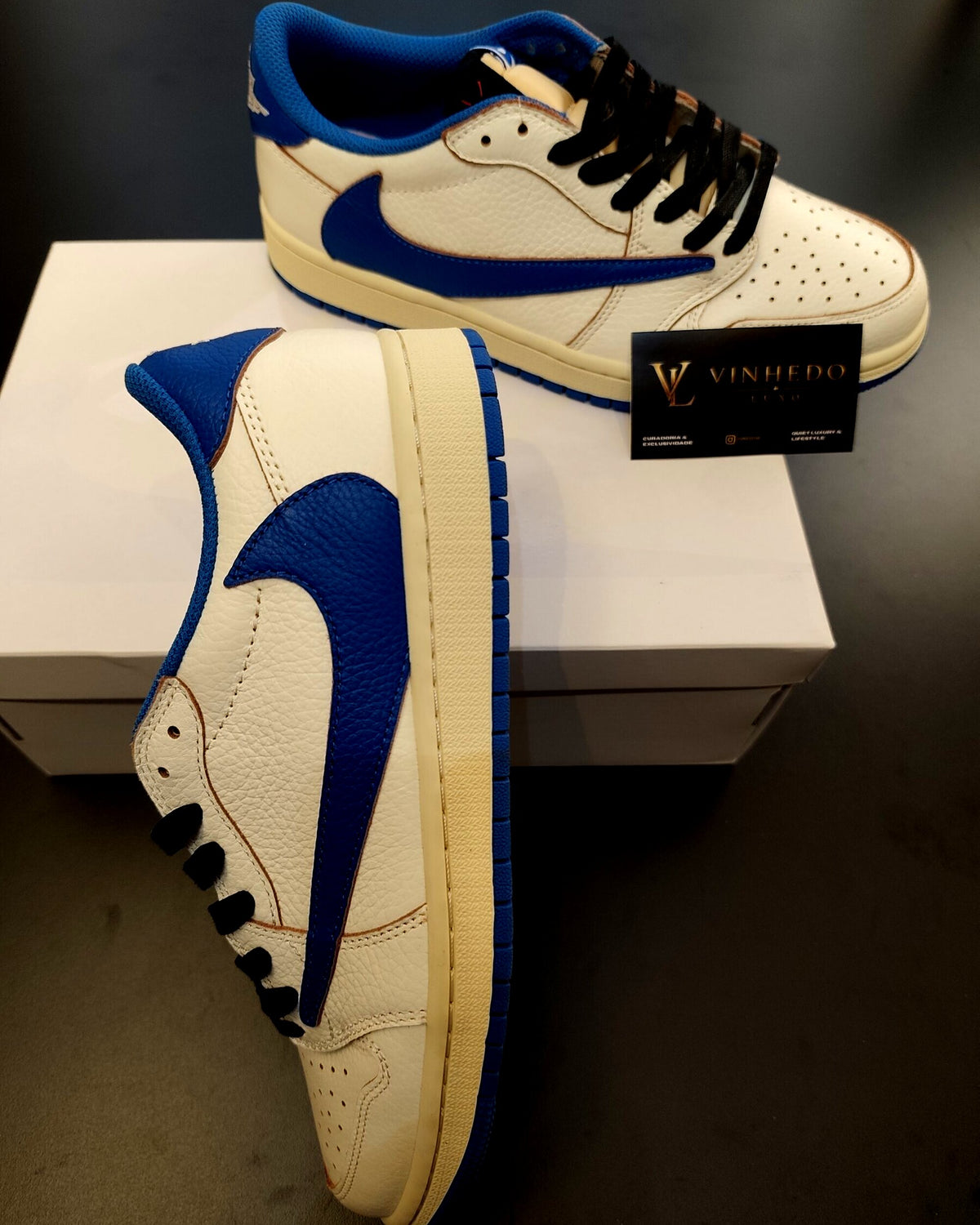 Travis Scott x Air Jordan 1 Branco com azul