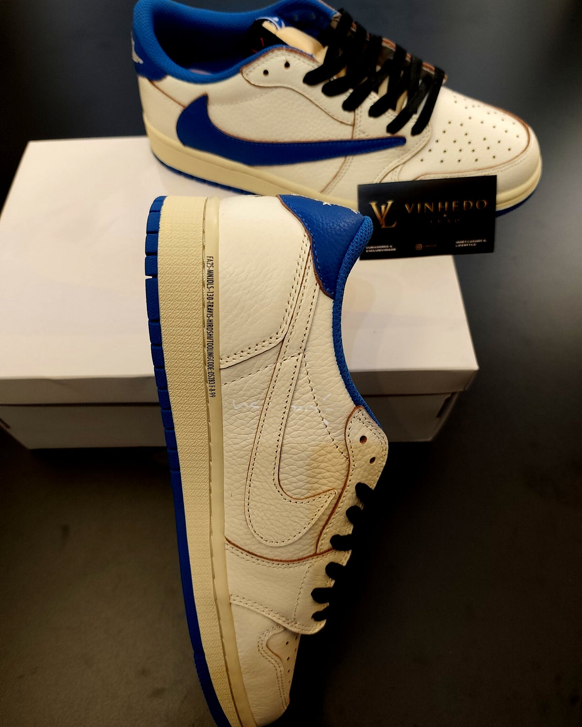 Travis Scott x Air Jordan 1 Branco com azul