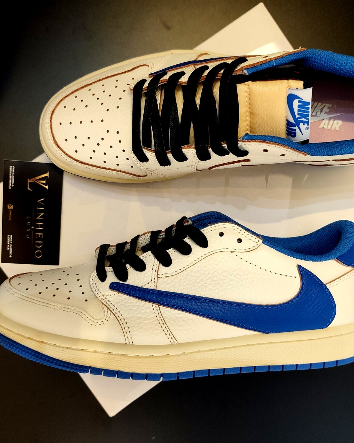 Travis Scott x Air Jordan 1 Branco com azul
