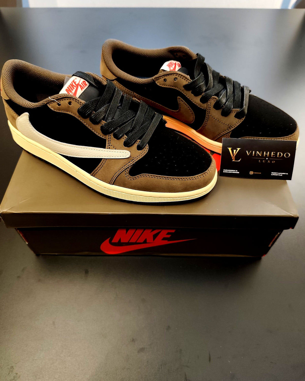 Travis Scott x Air Jordan 1 Marrom com preto
