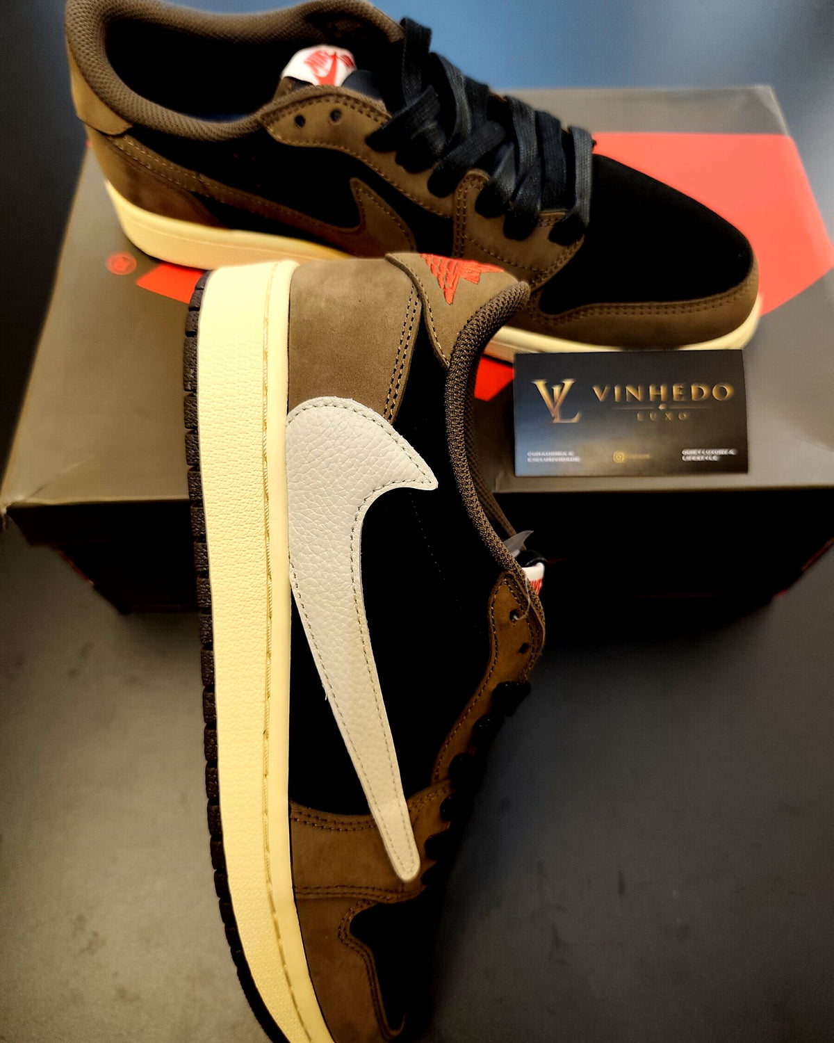 Travis Scott x Air Jordan 1 Marrom com preto