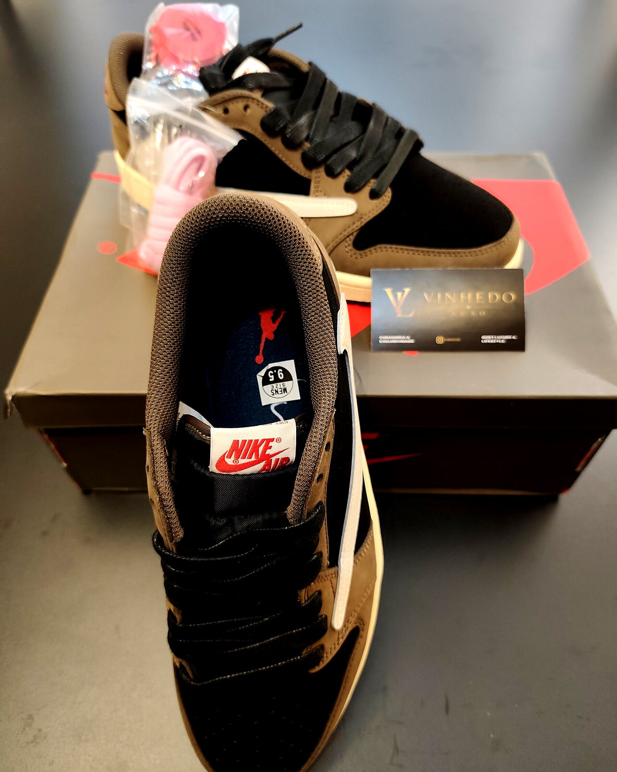 Travis Scott x Air Jordan 1 Marrom com preto