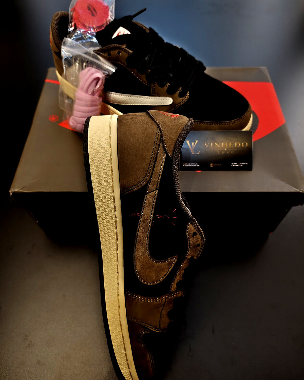 Travis Scott x Air Jordan 1 Marrom com preto