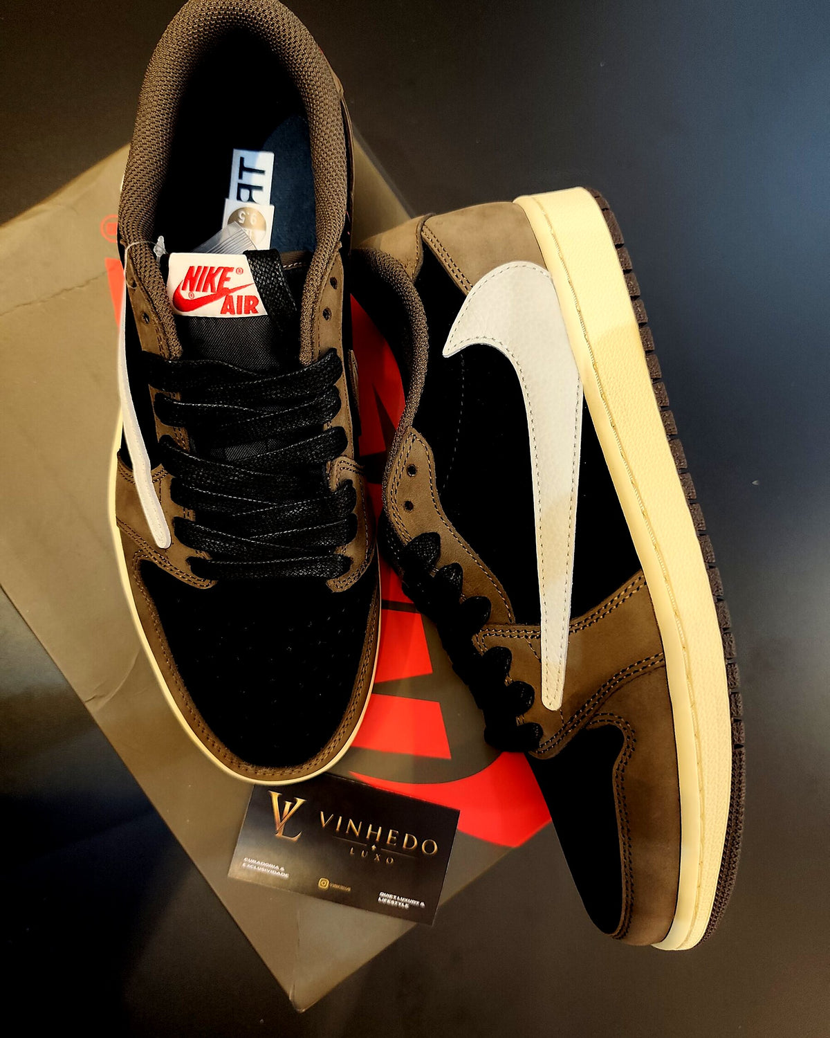 Travis Scott x Air Jordan 1 Marrom com preto