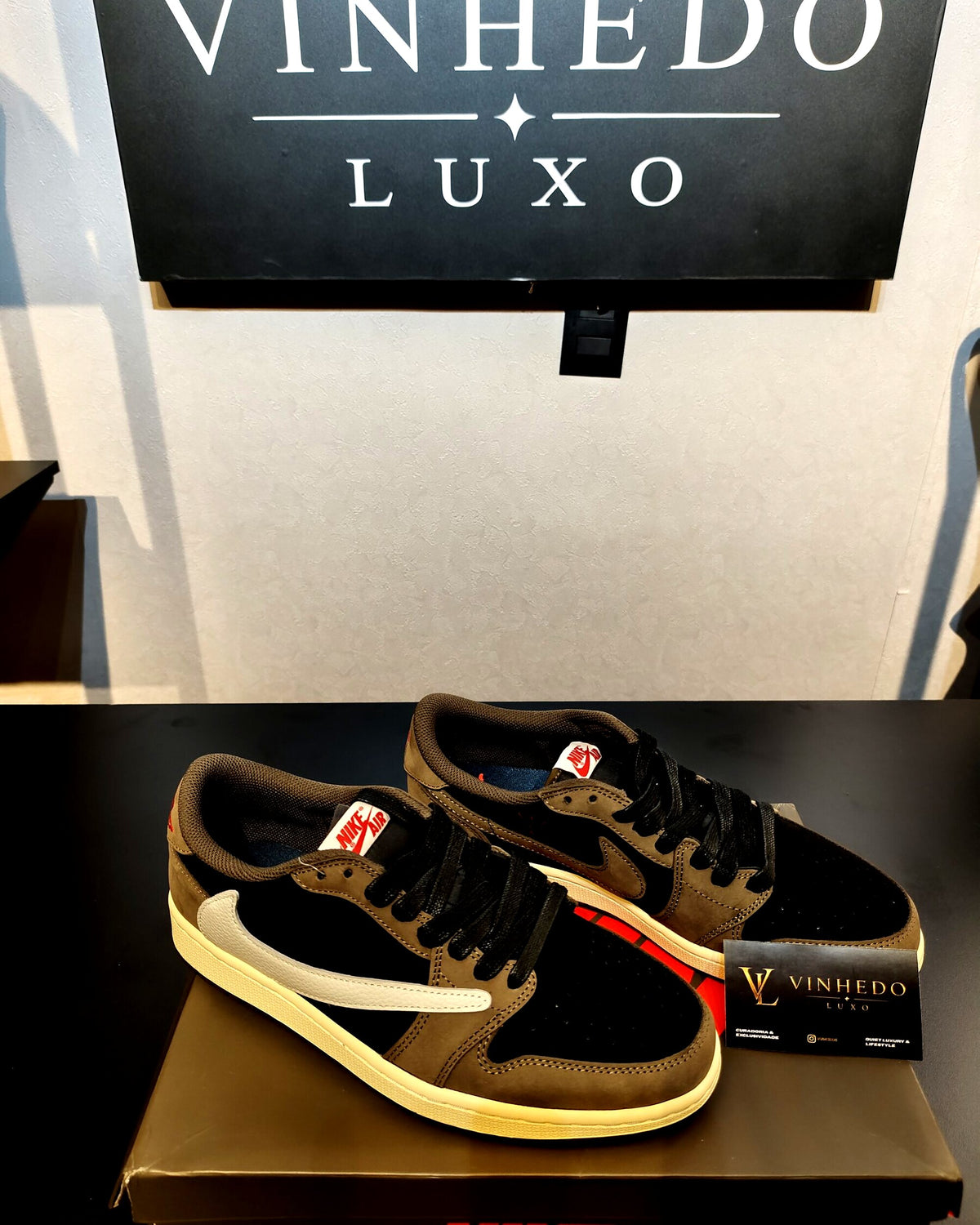 Travis Scott x Air Jordan 1 Marrom com preto