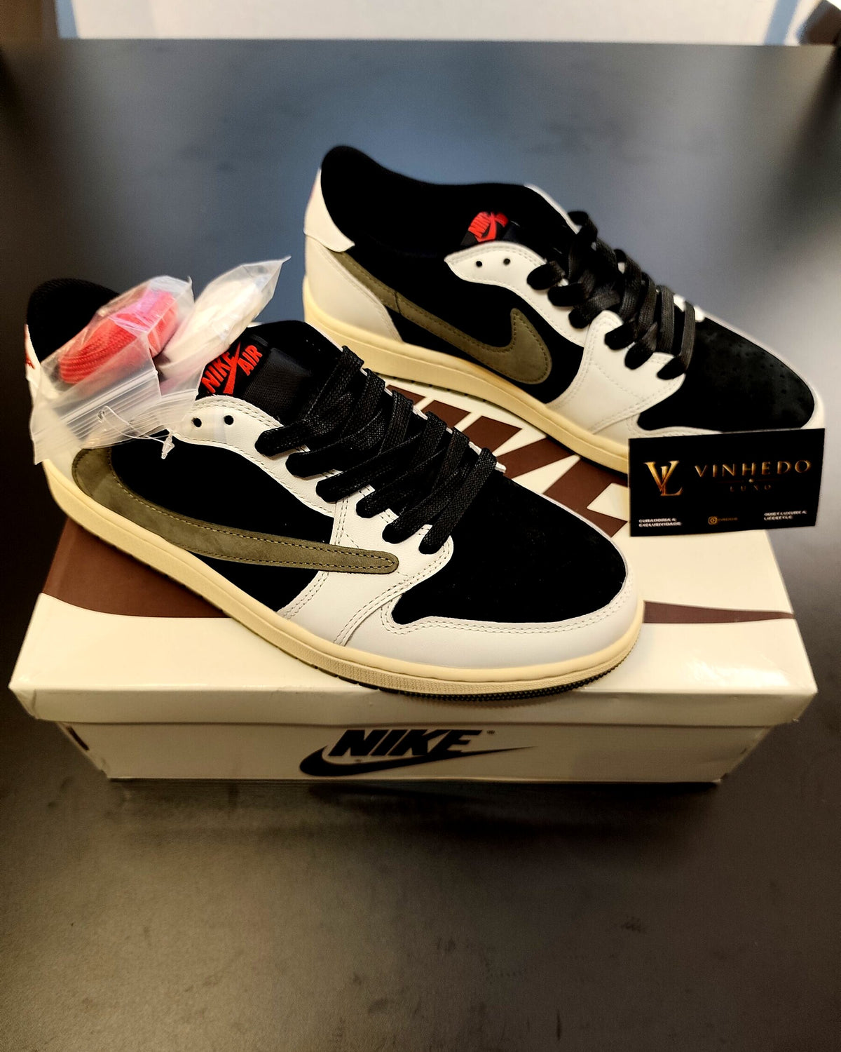 Travis Scott x Air Jordan 1 Preto com símbolo verde