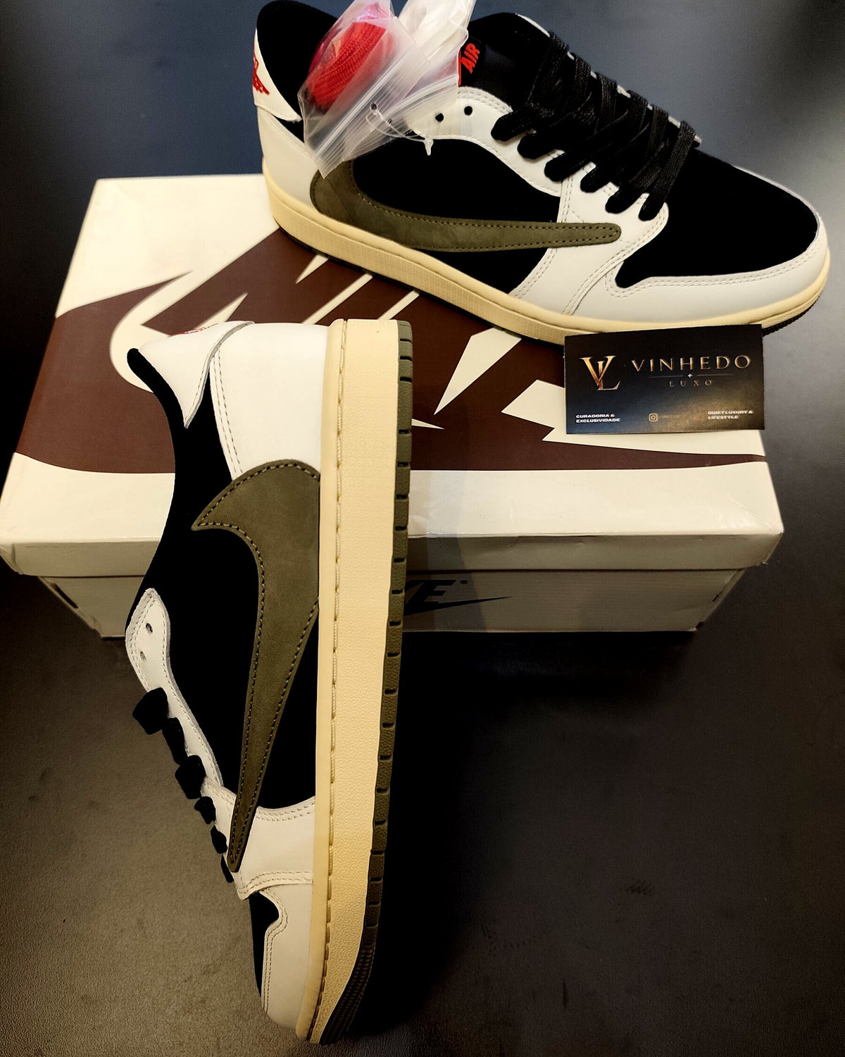 Travis Scott x Air Jordan 1 Preto com símbolo verde