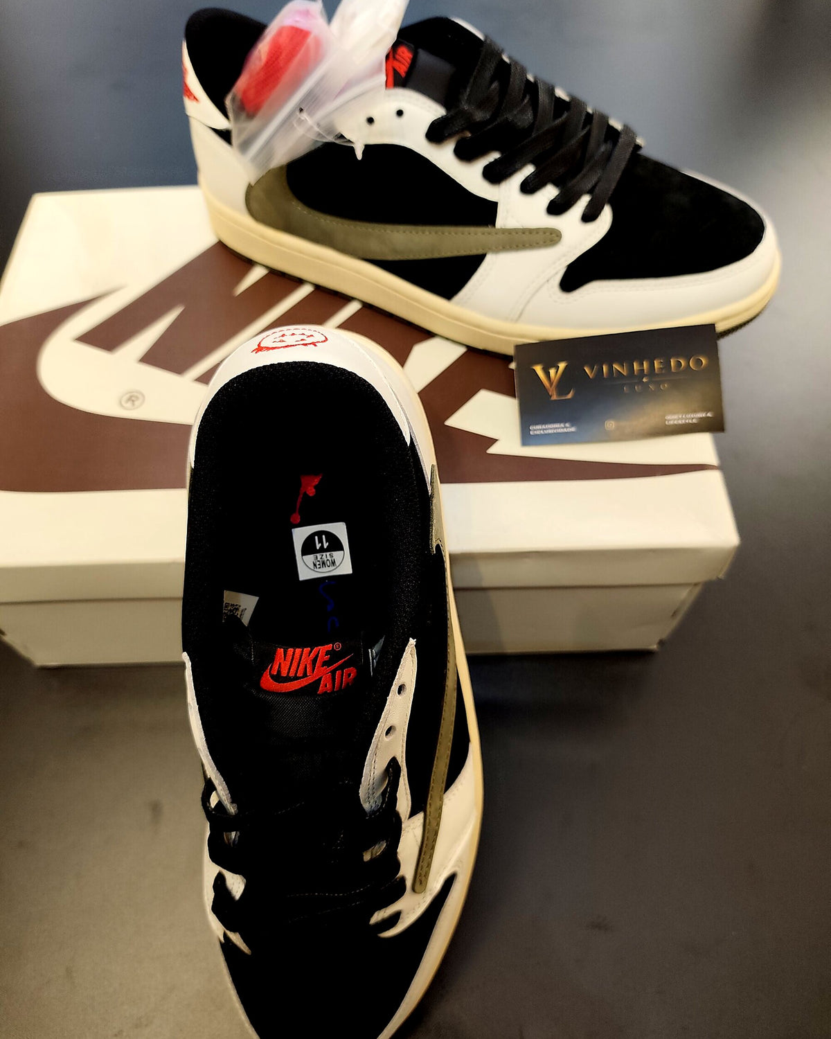 Travis Scott x Air Jordan 1 Preto com símbolo verde