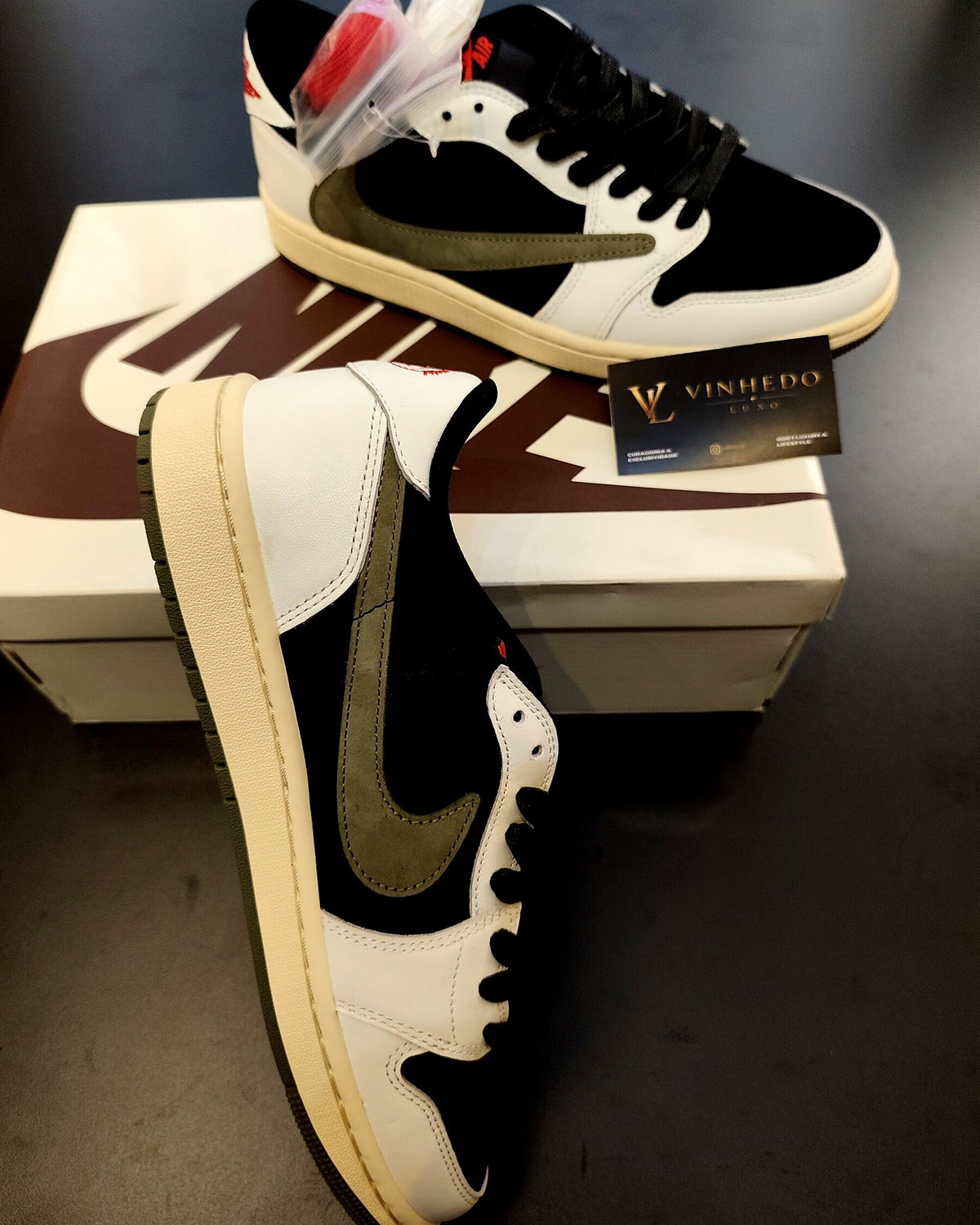 Travis Scott x Air Jordan 1 Preto com símbolo verde