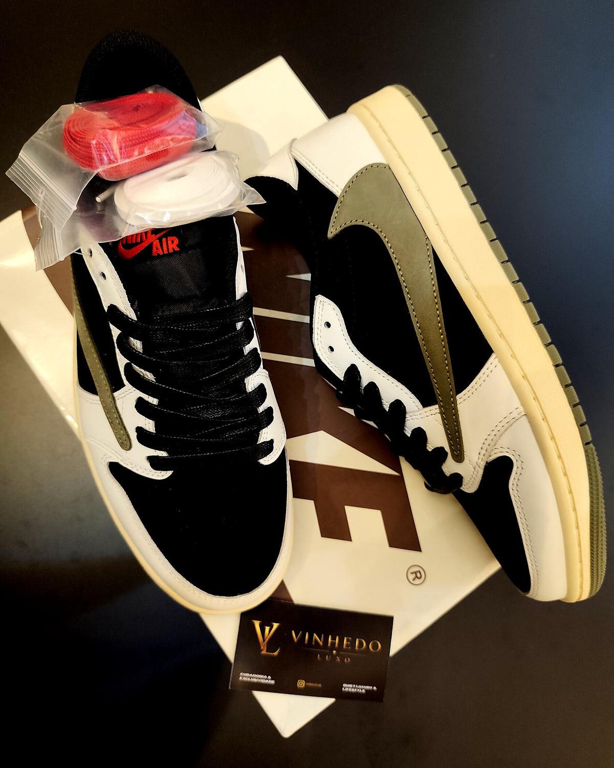 Travis Scott x Air Jordan 1 Preto com símbolo verde