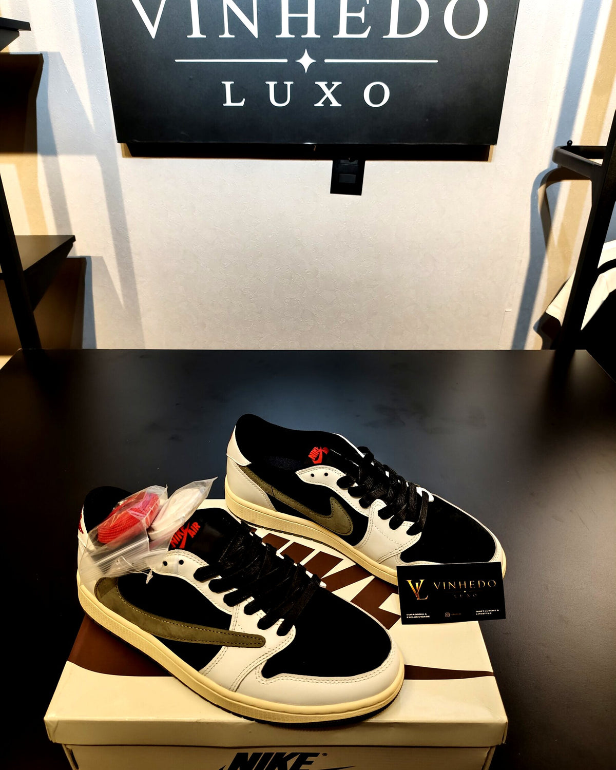 Travis Scott x Air Jordan 1 Preto com símbolo verde
